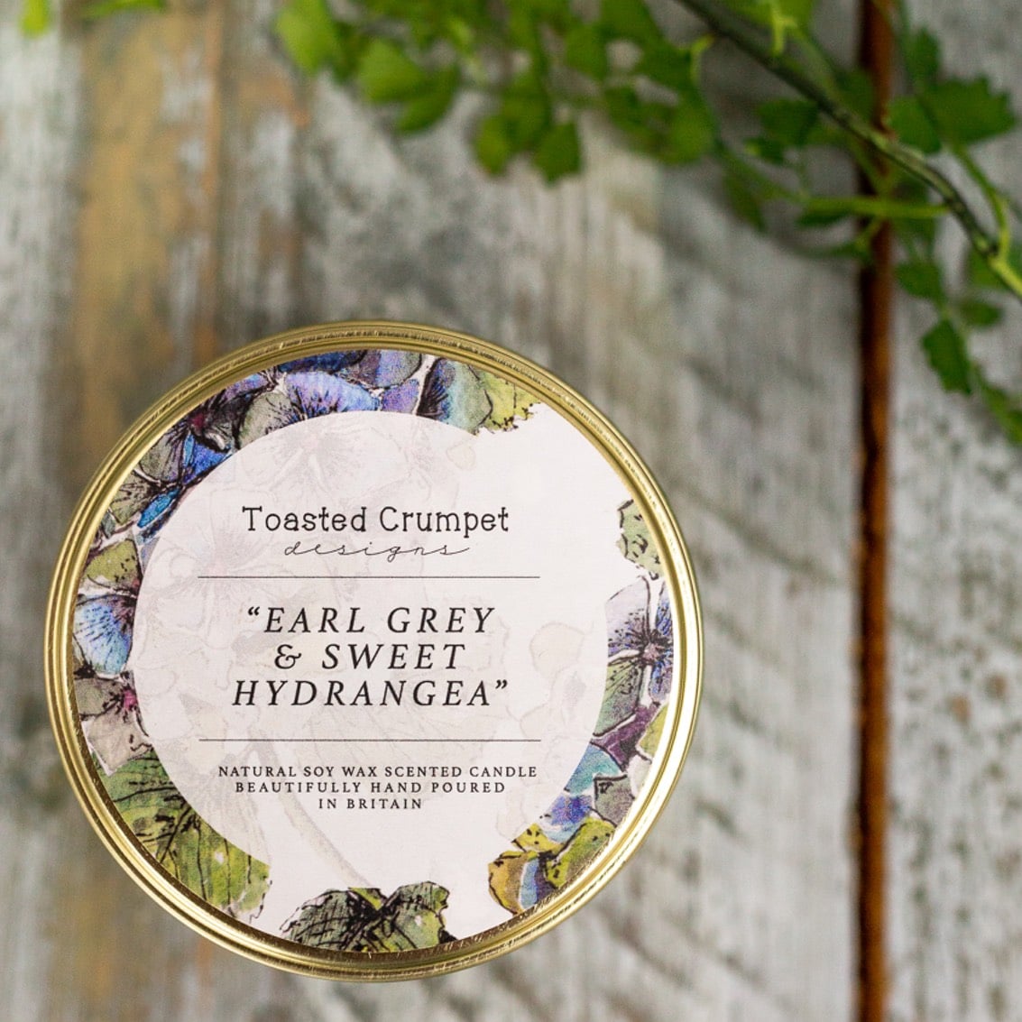 Earl Grey & Sweet Hydrangea Candle in a Matt Gold Tin