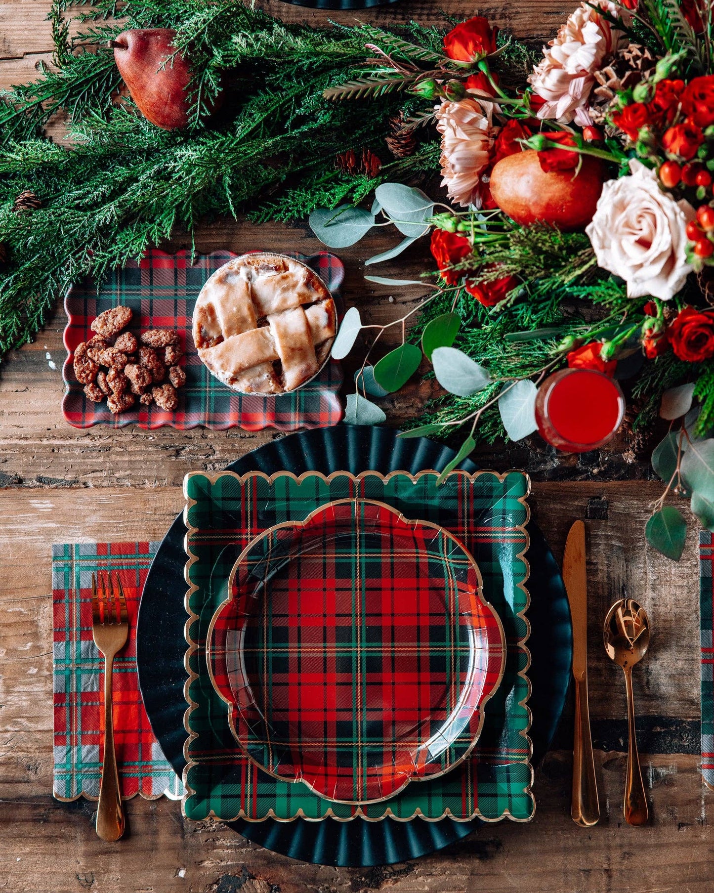 Green Christmas Plaid Square Scalloped Plate